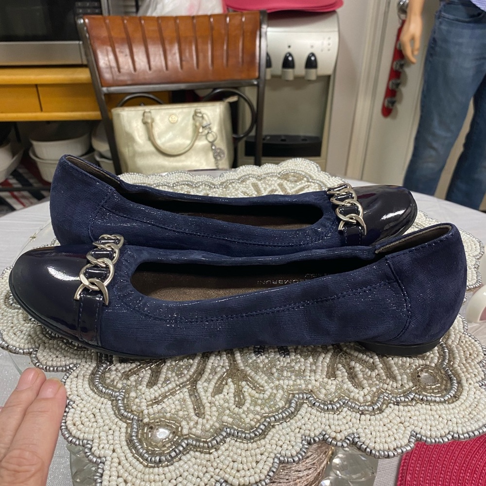 AGL chain link design, blue w/ black patent cap toe ballet flat Sz. 9 (39)